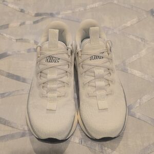 NWT Nike Motiva GORE-TEX Women's Waterproof Walking Shoes White/Summit White